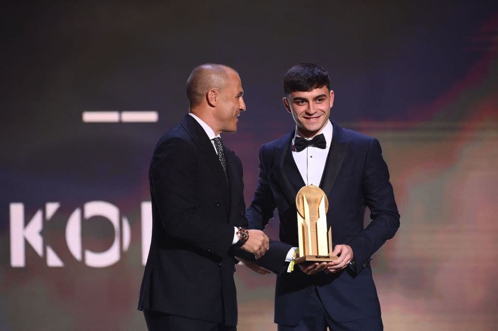 Pedri recibe el Trofeo Kopa, como el mejor jugador Sub-21.