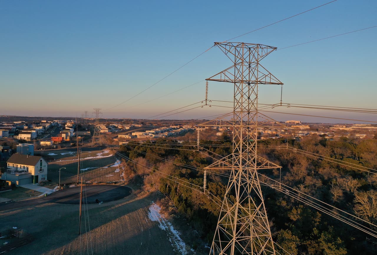 Según 
<i><a href="https://www.theverge.com/2021/2/19/22291426/texas-blackouts-utility-bills-electricity-cost-energy-insecurity">The Verge</a></i>, "4.8 millones de estadounidenses no pudieron pagar al menos una factura de energía el año pasado y recibieron un aviso de desconexión de su compañía de servicios públicos".
<br>