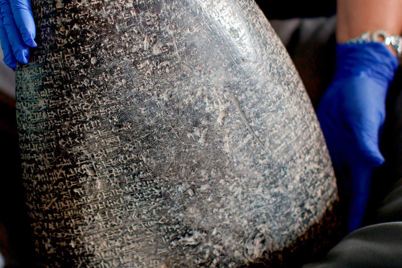 Determinaron que el rey al que refiere la pieza era Nabucodonosor I, "una especie de héroe nacional, una leyenda en su propia vida". Se cree que la piedra se exhibió originalmente en la antigua ciudad de Nippur, ahora en el centro de Irak. "Es más que solo una piedra tallada... Es un testimonio de la extraordinaria historia de la República de Irak", dijo Ellis.
<br>