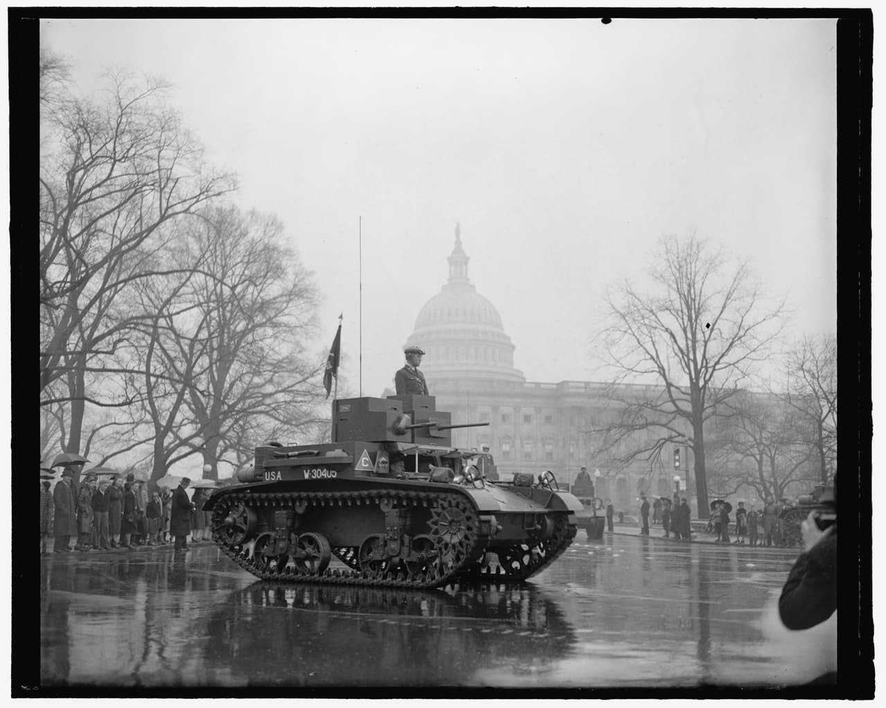 Durante décadas 
<a href="https://www.univision.com/noticias/politica/las-inusuales-muestras-del-poderio-militar-de-eeuu-en-su-territorio-cuando-tanques-misiles-y-tropas-han-desfilado-por-las-calles-fotos-fotos">después de la Primera Guerra Mundial</a>, que finalizó en 1918, el Día del Ejército se celebraba todos los años con desfiles militares en Washington DC y Nueva York, incluyendo exhibiciones de lo último en tecnología de tanques. En 1949 esta celebración fue abolida y se fusionó con el Día de las Fuerzas Armadas, que se celebra el tercer sábado de mayo. La fotografía es del 6 de junio de 1939, un día lluvioso en el que soldados activos, veteranos y maquinaria militar desfilaron por las calles de Washington DC por el Día del Ejército.