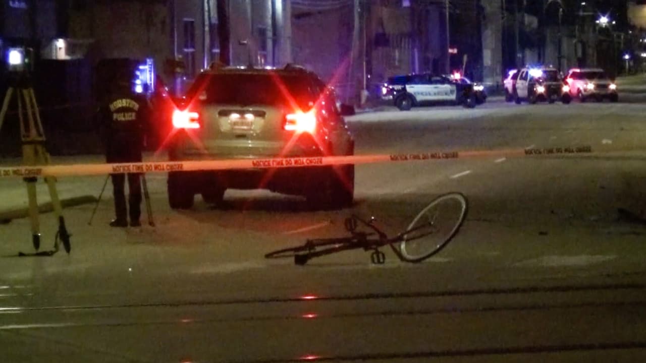 "Fue trágico": Muere un motociclista y un ciclista tras chocar en el centro de Houston