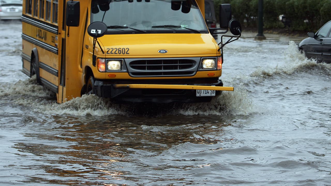"Primero es la seguridad de mi hijo": Padres frustrados por las clases en medio de la tormenta