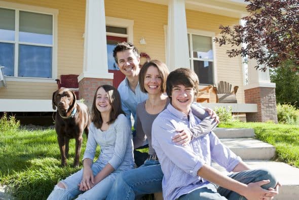 Las mascotas Antes de regalarle una a tus hijos, ten en mente a dónde te mudarás este año. Según Hoffman, la mayoría de los edificios de la ciudad no aceptan mascotas, mientras que en los suburbios no necesitas el permiso de nadie.