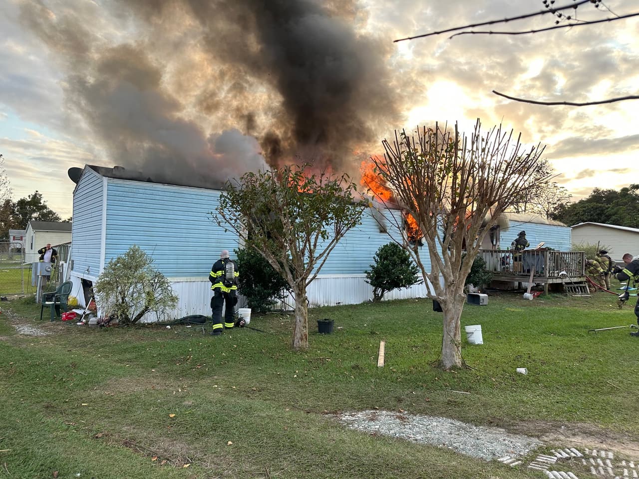 Elementos del Departamento de Bomberos del condado Marion acudieron al lugar en el que vivían tres adultos y cuatro menores.