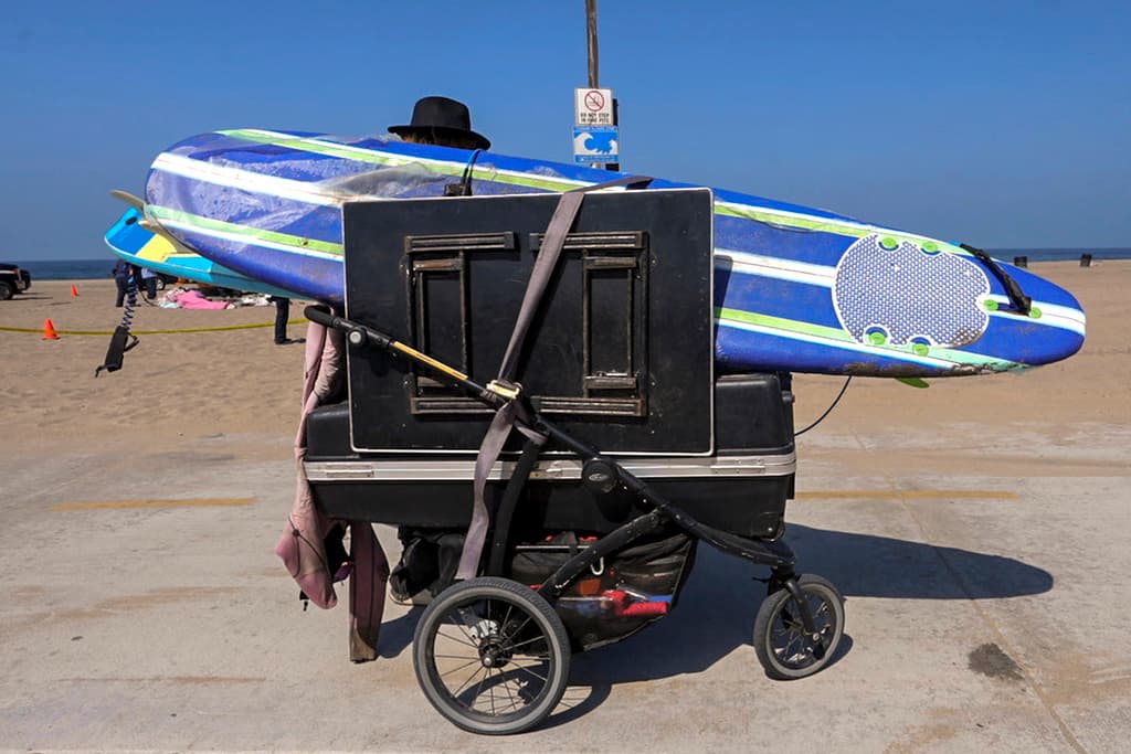 Tyler Eyre insistió en que no tenía otro lugar al cual ir. Recogió las pertenencias que le permitieron y se mantuvo en los alrededores.