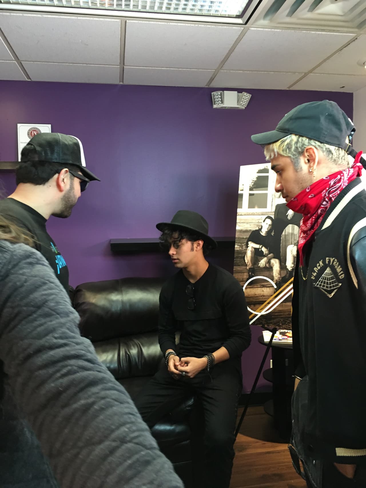 Las fanáticas de CNCO recibieron al grupo con los brazos abiertos. El centro comercial donde se realizó el meet and greet estaba llenos de fans que les esperaban desde las 5 de la mañana para tomarse una foto con ellos y conocerlos en persona.