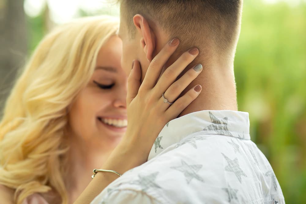 <b>Acuario</b>
<br>
<b>Servirás de inspiración a esa persona</b>
<br>La Luna está en la primera fase del mes sinódico. Si te habías decidido a empezar una relación, o terminar otra, no debes dejar esos proyectos solamente en tu cabeza porque no lograrías resolver nada. Lo más importante es actuar, decir lo que piensas, y no detenerte en los obstáculos. Cultiva lo que está floreciendo y te sirve de inspiración emocional en el plano sentimental, acuariano. Si ya has encontrado tu pareja no la dejes escapar. Cuando el amor llega debe cuidarse cada día sin escenas negativas de posesión o pleitos. Todas esas cosas alejan la felicidad.