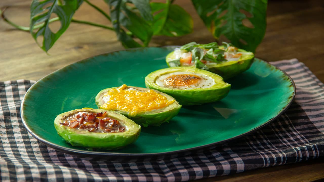 Aguacates rellenos con huevo queso y tocineta