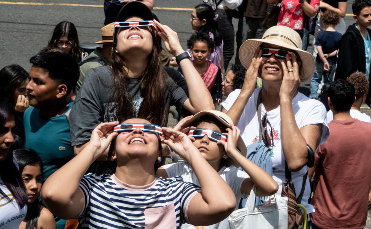 <b>NASA transmisión en vivo</b>
<br>También podrás seguir en vivo el recorrido del eclipse por Norteamérica a través del 
<a href="https://www.youtube.com/watch?v=-VglV73zVvU" target="_blank">canal de YouTube de la NASA</a>, con comentarios en español.