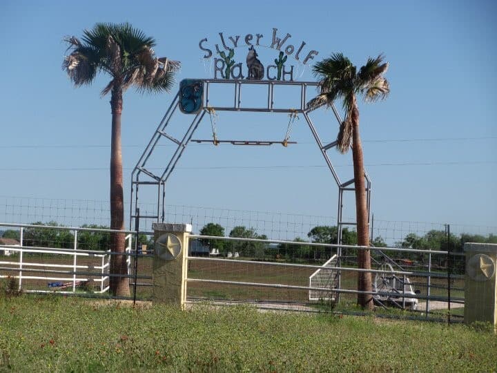 Para algunos, Samuel Joaquín Flores adquiró ese lugar de descanso entre Houston y San Antonio como parte de su estrategia de extender la presencia de su congregación en Texas. Pero también se cree que buscaba alejarse de las graves acusaciones de abuso sexual de menores que entonces él también enfrentaba en México.