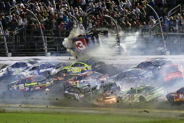 La ‘Coke Zero 400’, como se denominó, empezó con más de tres horas de retraso por culpa de la lluvia y su final se opacó por el espeluznante accidente protagonizado por el piloto Austin Dillon.