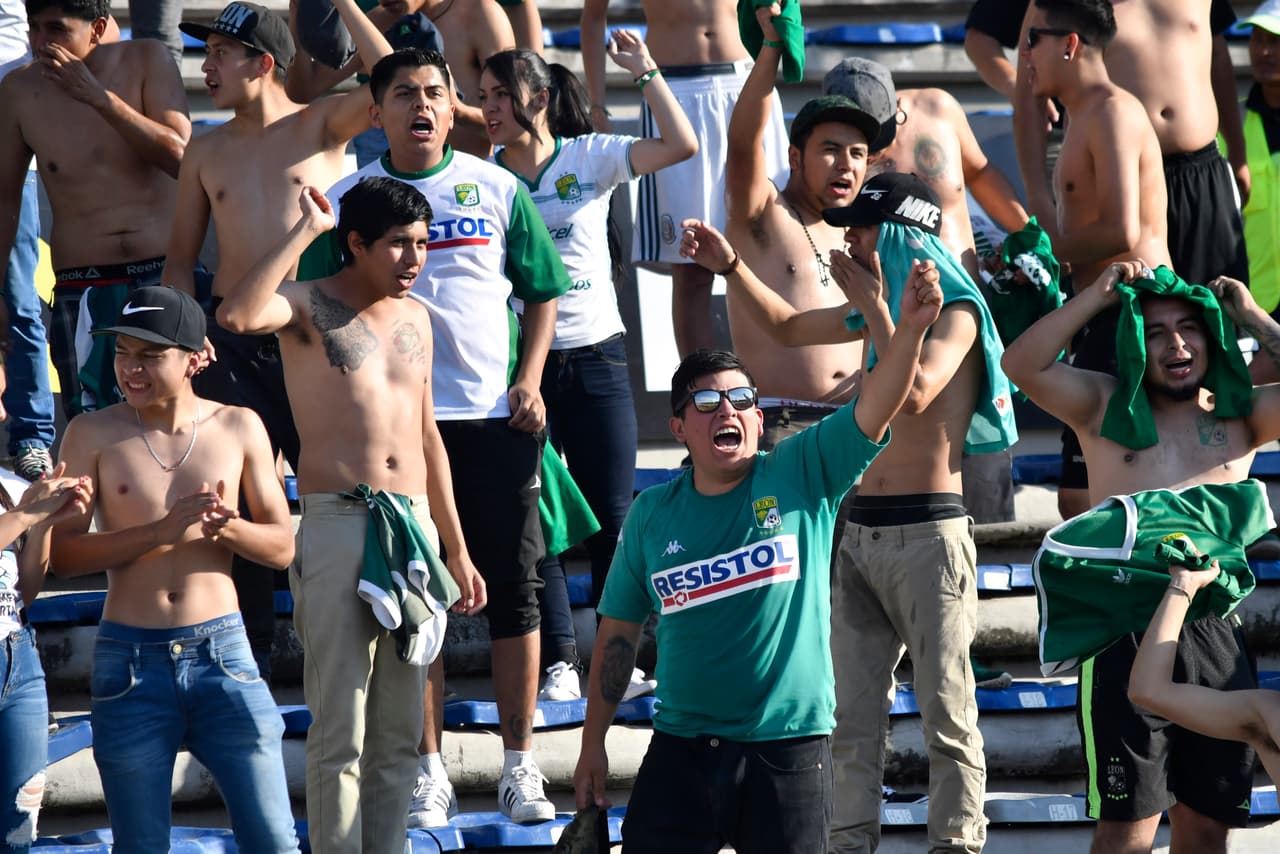 Los fanáticos del León celebraron en las tribunas del Estadio Universitario BUAP por hacerse al liderato del
<a href="https://www.univision.com/deportes/futbol/liga-mx/*">Clausura 2019.</a>