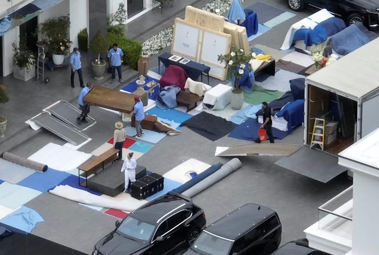 JLo y sus pertenencias en su nueva mansión.