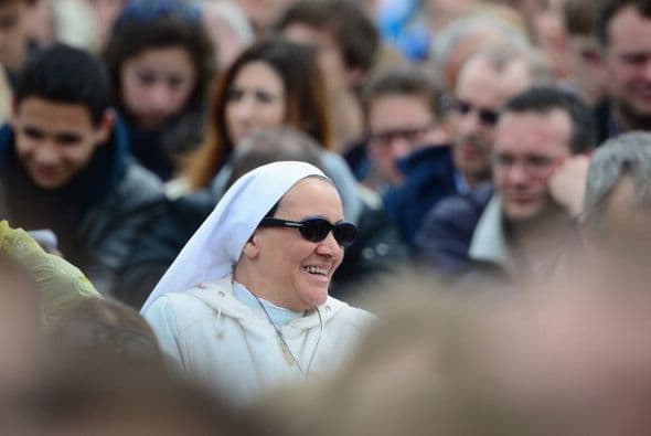 Y con esa misma buena actitud vemos a esta monja en el marco de la ceremonia de canonización.
