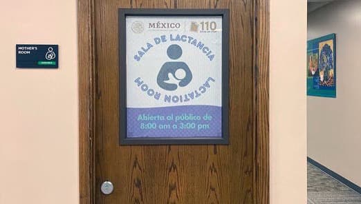 Cientos de mexicanos acuden cada día al Consulado para realizar sus trámites.