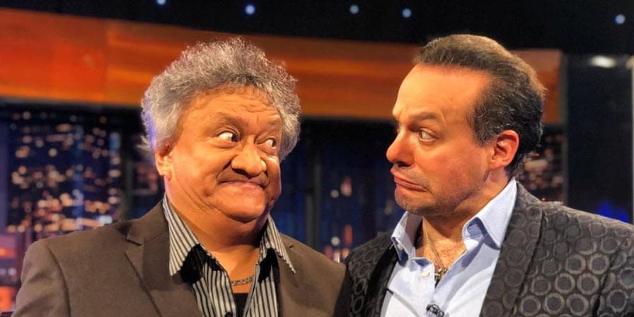 El también cantante se encontró con el comediante durante la grabación del show 
<b><a href="http://estrellatv.com/nos-cayo-la-noche" target="_blank">'Nos cayó la noche'</a></b> de Alex Montiel. Allí, recrearon la curiosa foto. El resultado fue este. El parecido resultó incuestionable, incluso para el propio Jo Jo Jorge Falcón. 
<br>