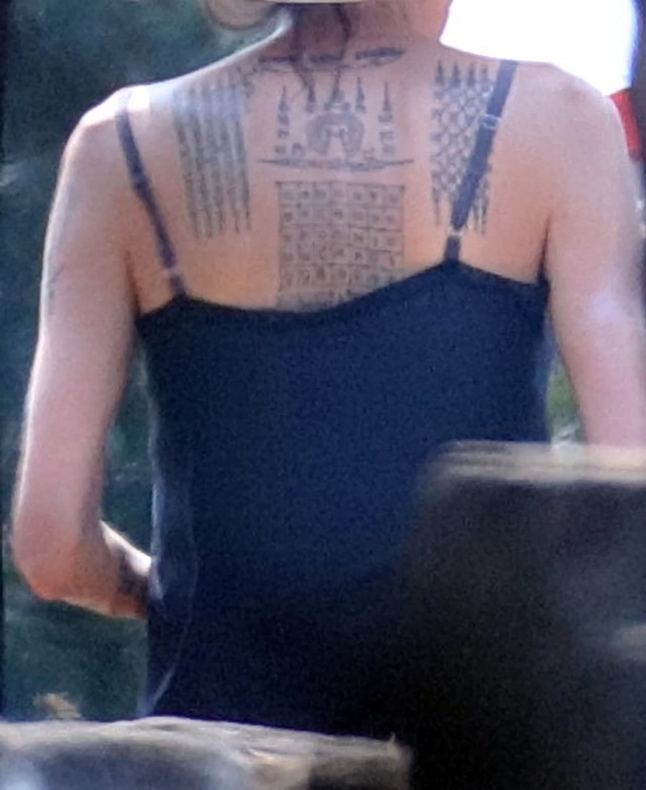 Los tatuajes son estilo yantra que representan protección, fortuna y otros bendiciones.