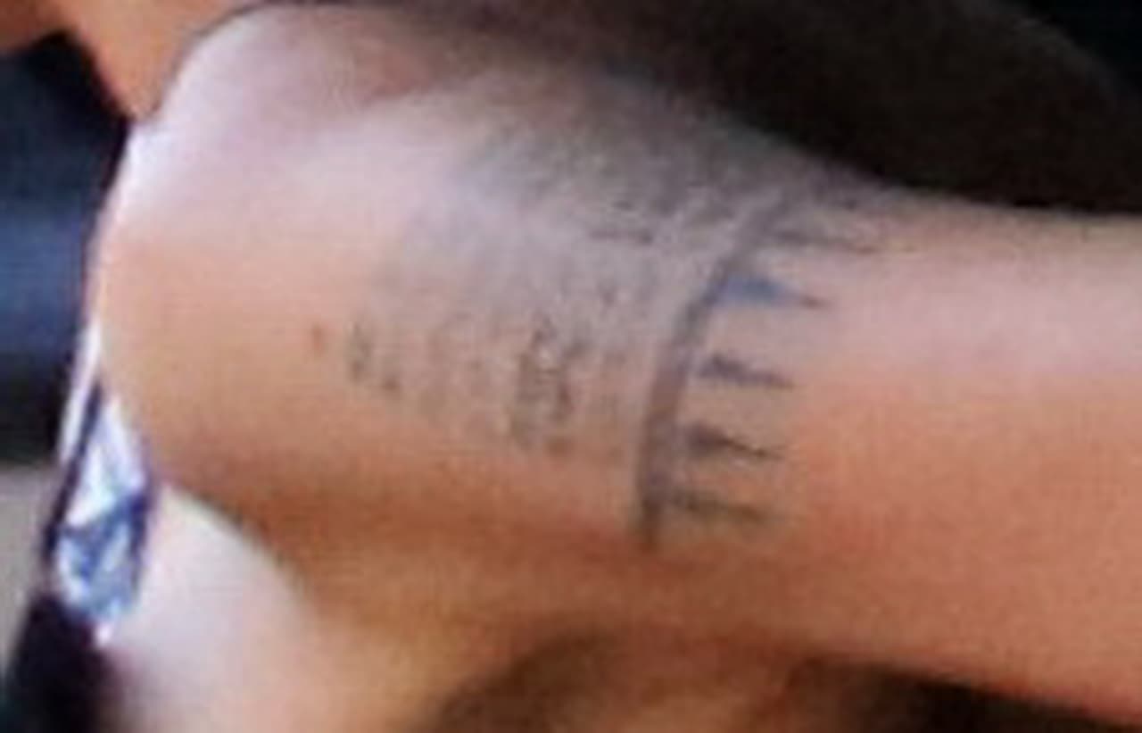 La revista 'People' explicó que se trata de tatuajes budistas.