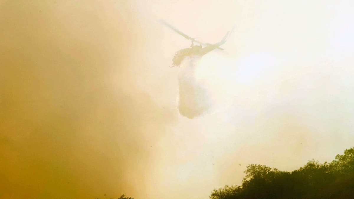 Más de 350 bomberos, 9 helicópteros y 9 aviones combatían las llamas.