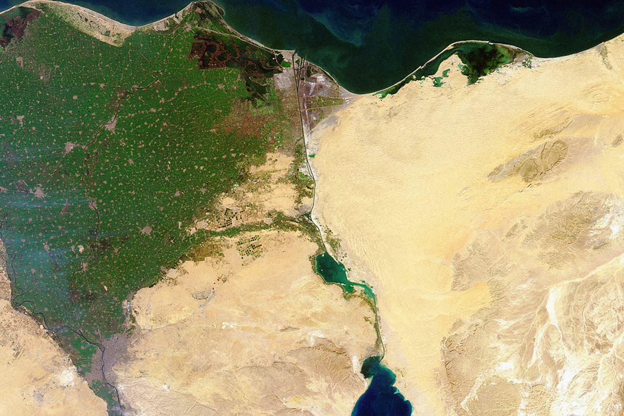 “El Canal Marítimo de Suez será siempre libre para el comercio o la guerra, sin distinción de bandera”. Esto se lee en la Convención de Constantinopla, un tratado internacional firmado en 1888 que 
<a href="https://www.suezcanal.gov.eg/English/About/CanalTreatiesAndDecrees/Pages/ConstantinopleConvention.aspx"><u>se puede ver completo en el sitio web oficial del canal</u></a>. 
<br>
<br>El primer conflicto militar por la importante vía fluvial llegó en 1956, cuando el presidente de egipto decidió arbitrariamente nacionalizar el canal 13 años antes del fin del acuerdo entre ese país y la compañia constructora. Esta fotografía de NASA muestra una vista del canal desde el espacio.
<br>