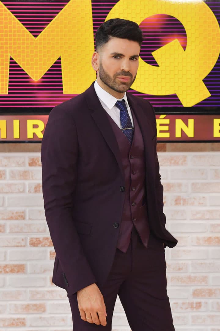 Jomari Goyso, conductor del segmento 'MQB Extra', llevó para la segunda gala un traje color vino.