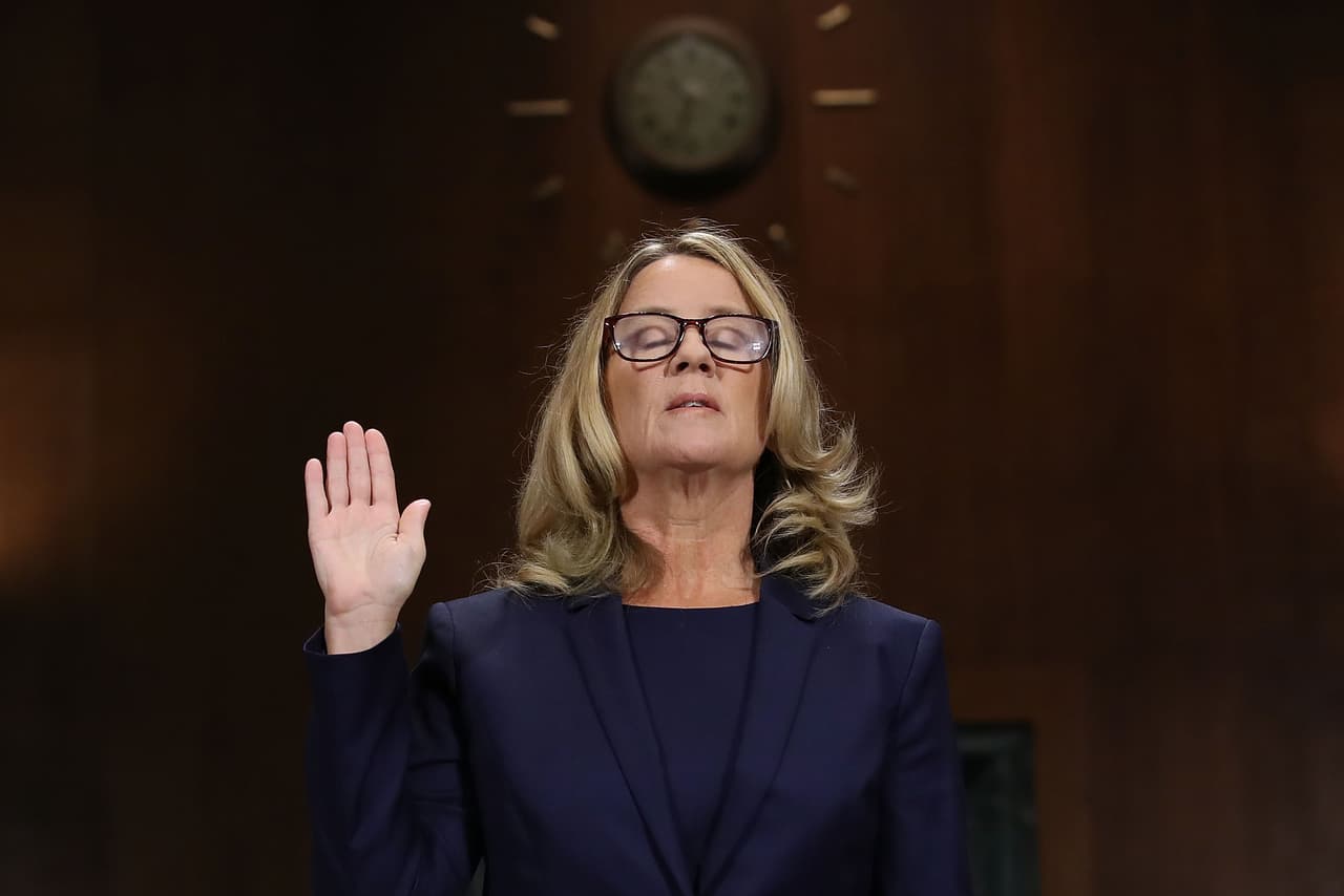 <b>Christine Blasey Ford. </b>Todo estaba listo para continuar con el proceso de confirmación de Kavanaugh cuando la senadora demócrata Dianne Feinstein hizo pública la primera acusación de conducta sexual inapropiada por parte de 
<a href="https://www.univision.com/noticias/politica/christine-blasey-ford-la-doctora-que-denuncio-una-agresion-sexual-y-se-convirtio-en-su-propia-psicologa">una profesora de la Universidad de Palo Alto</a>, quien había elegido mantenerse en el anonimato. La presencia de la académica en en el proceso de confirmación fue una bomba en la polarizada opinión pública estadounidense.