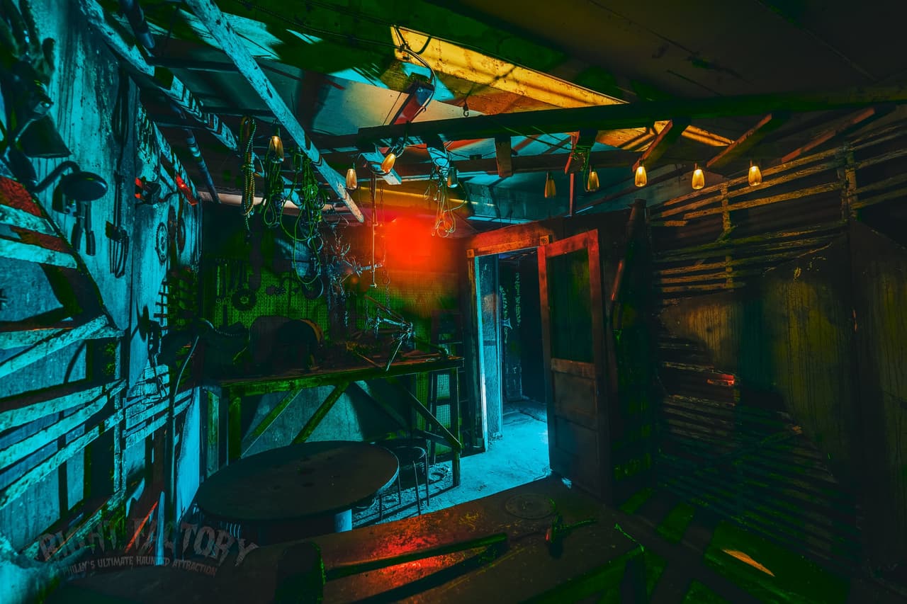 <b><a href="https://frightfactoryphilly.com/">Fright Factory</a></b>. Al pensar en los lugares más aterradores de la Tierra, el sótano de una fábrica de 120 años de antigüedad tiene que estar entre los primeros de la lista. Ese es el escenario de este espeluznante tema para adultos que complace a la multitud en el sur de Filadelfia. El espacio de 25,000 pies cuadrados se divide en tres áreas temáticas: Industrial Nightmare, South Side Sanatorium y Fright Factory Unholy.