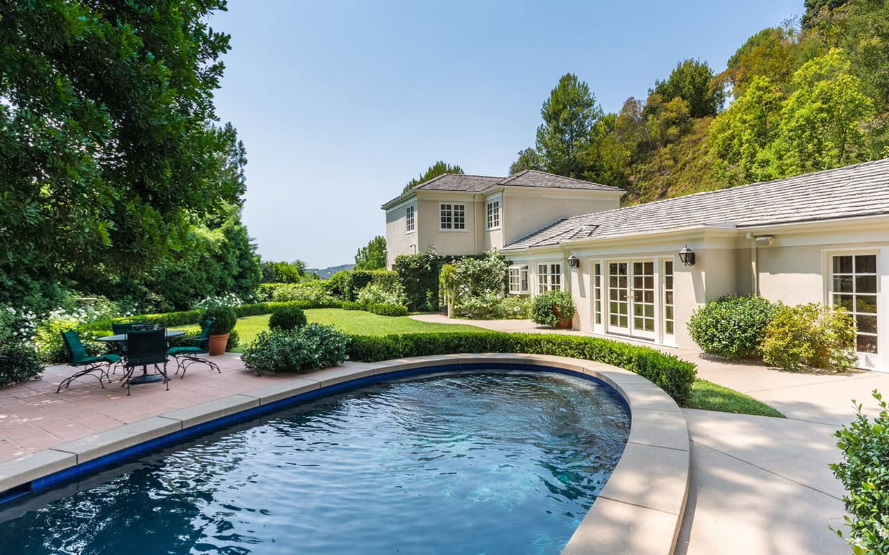 Además cuenta con amplios jardines y una alberca al aire libre.