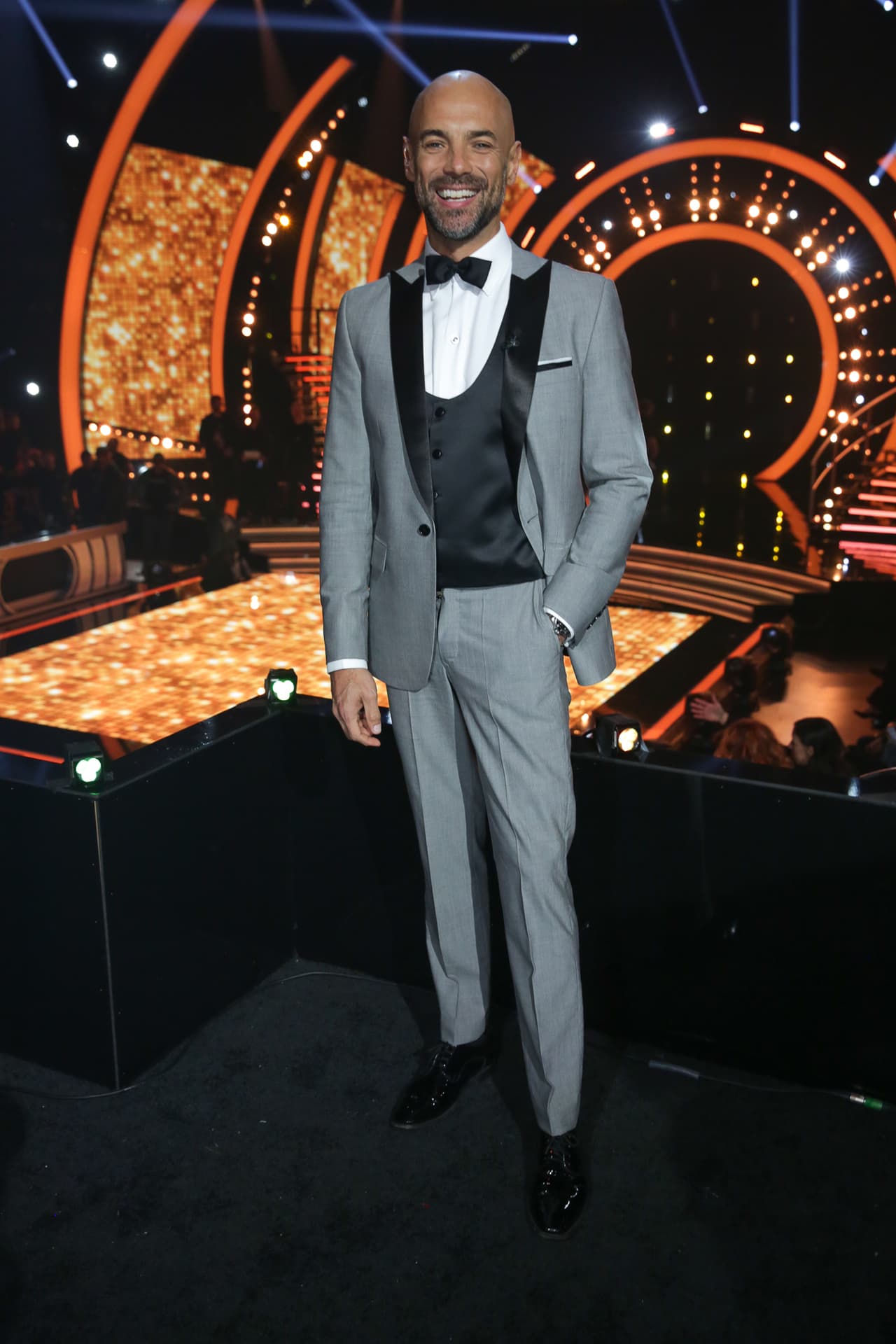 Por su parte Javier Poza también acudió vestido de gala al primer programa de MQB All Stars y lo hizo con un esmoquín gris, muy a tono al vestido de Chiquinquirá Delgado.