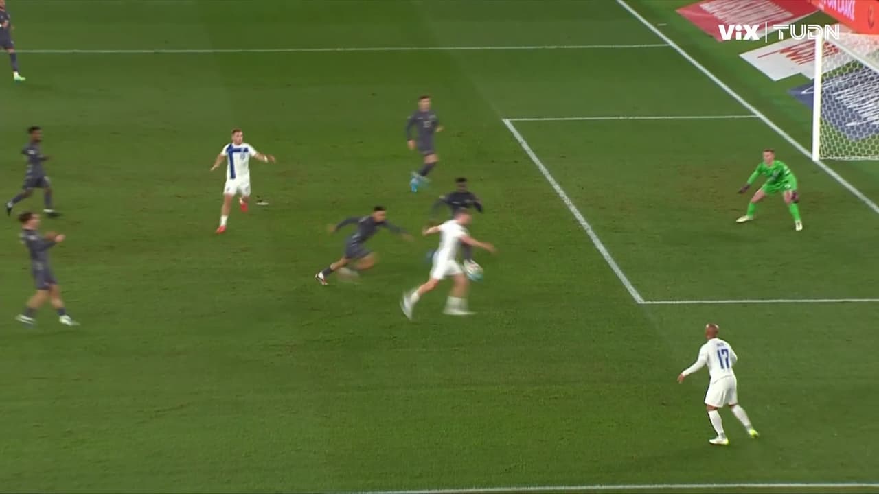 ¡Perdona Jensen! Su remate se va al lado de la portería