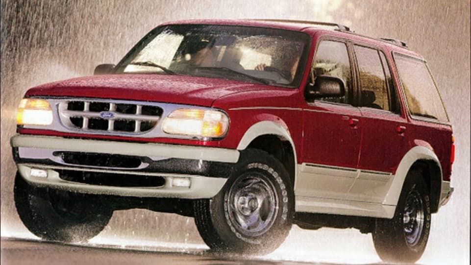 <h3 class="cms-h3-H3"><b>Saltos mortales.</b></h3>
<br>
<br>La Ford Explorer tiene una rica historia. Fue la camioneta que inició la fiebre de las SUV y ha sido consistentemente una de las más vendidas en Estados Unidos. Cuando los neumáticos Firestone de los modelos de la primera generación de la Explorer comenzaron a desintegrarse causando que
<b> las camionetas se voltearan a alta velocidad</b>, Ford hizo un masivo llamado a revisión de 15 millones de neumáticos Firestone Wilderness a un costo de 
<b>3 mil millones de dólares</b>, dando inicio a una larga y complicada guerra de relaciones públicas entre Ford y Firestone.
<br>
<br>Mientras las dos compañías peleaban un total de 
<b>823 personas en Estados Unidos y 46 en Venezuela perdieron la vida</b>.