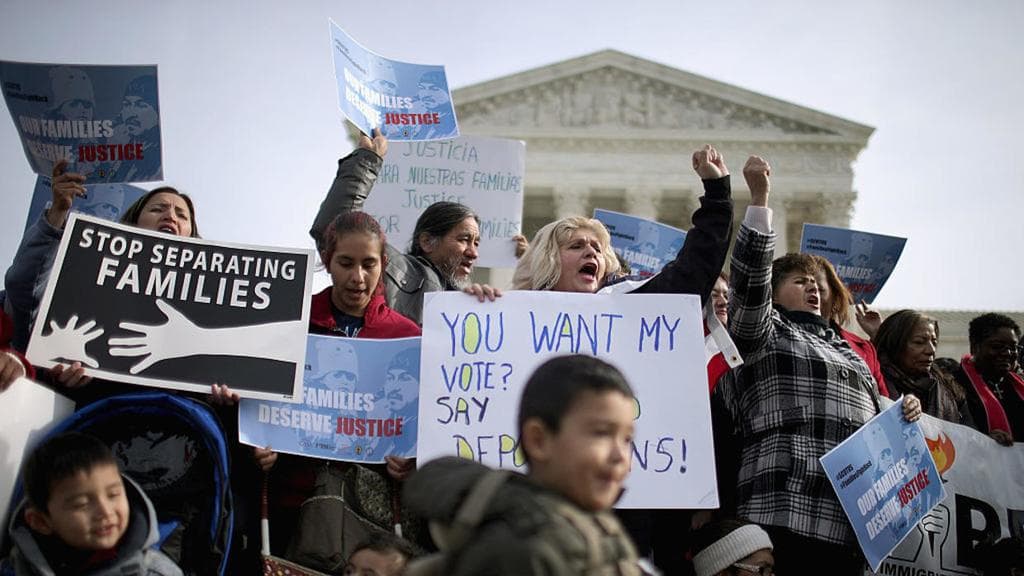 Inmigrantes al frente de la Corte Suprema.