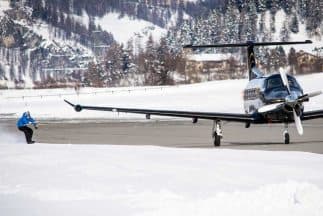 Este snowboarder alcanzó una velocidad increíble tras ser remolcado por un avión