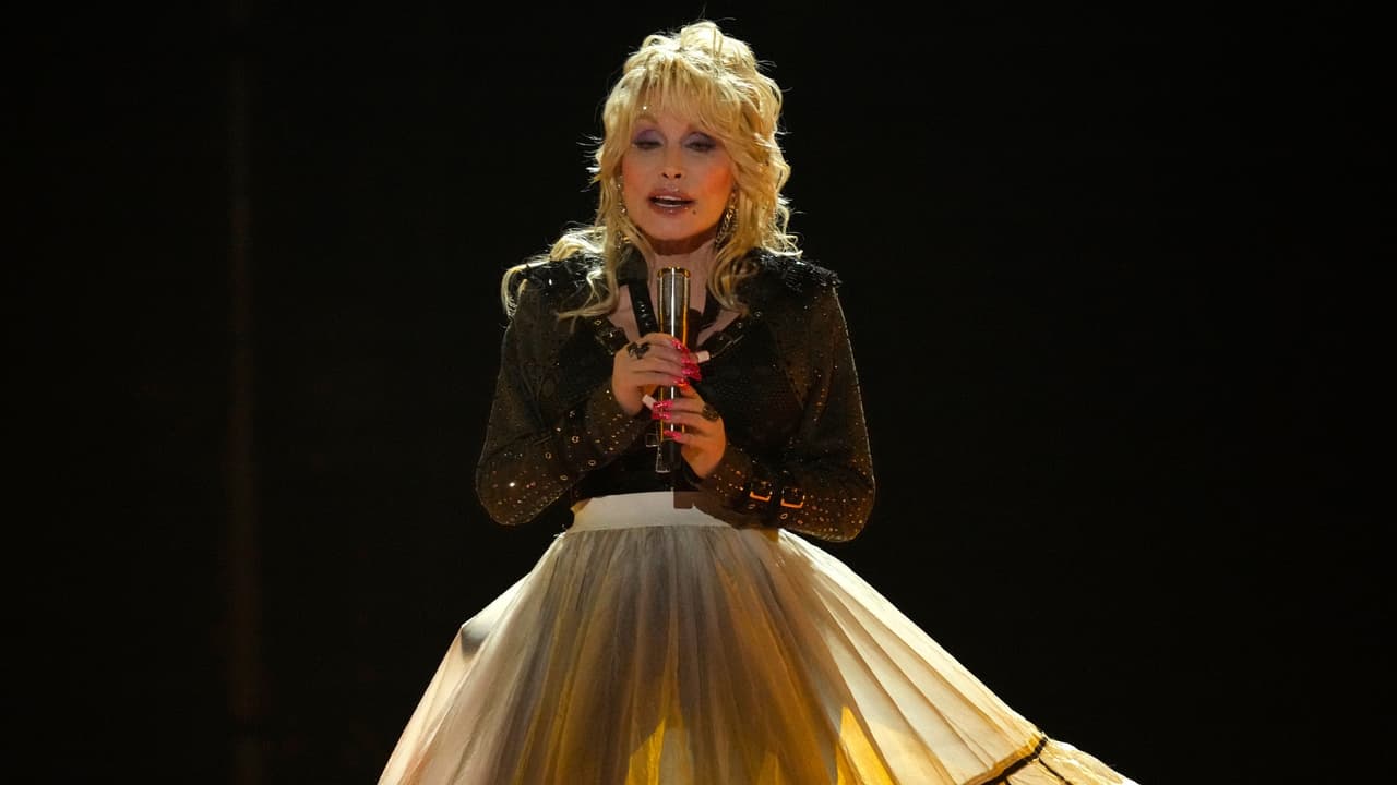 <h3 class="cms-H3-H3">En resumen 🎶 </h3>🪕 
<b>25 de agosto:</b> Dolly Parton murió este martes a los 80 años, según confirmó su familia.
<br>🪕 
<b>Arlington y Fort Worth:</b> Presentaciones de Parton en el norte de Texas desde 1974 y 1977.
<br>🪕 
<b>Frisco en 2023:</b> La cantante condujo los ACM Awards junto a Garth Brooks desde The Star.
<br>🪕 
<b>Thanksgiving con los Cowboys:</b> A los 77 años, Parton cantó en el AT&T Stadium y acompañó la campaña Red Kettle con una donación de $1 millón.
<br>
<b>🪕 Tarrant: </b>Su programa Imagination Library ha distribuido más de 240,000 libros en comunidades de 48 códigos postales.