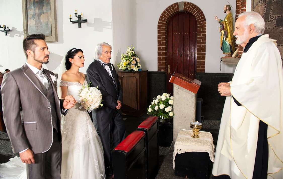 Tienes que decidir por uno de tus prometidos.