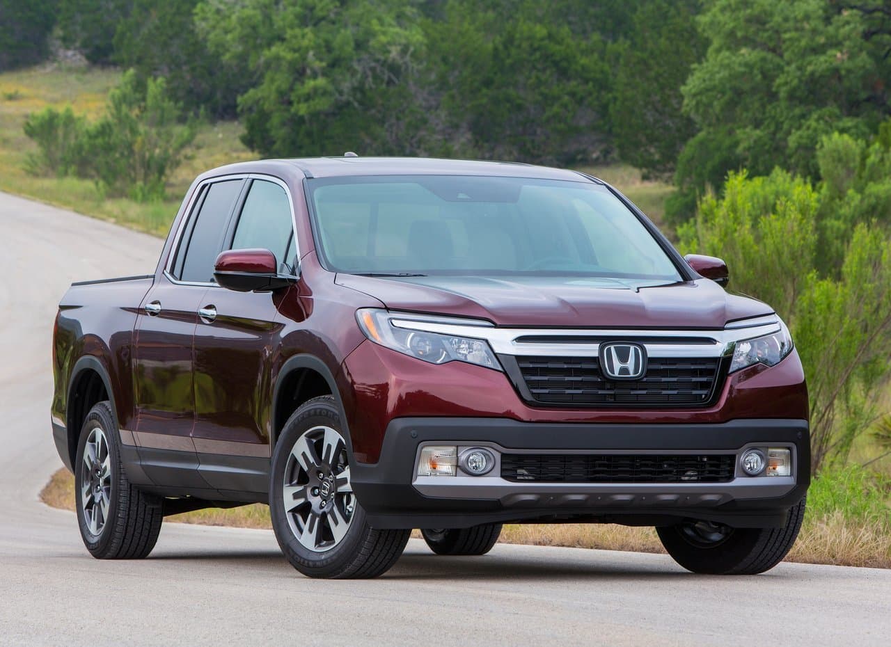 <h3 class="cms-H3-H3"><b>9. Honda Ridgeline</b></h3>
<br>
<b>Diferencial porcentual de precio sobre modelo de un año de uso: </b>13.8% 
<br>
<b>Diferencial de precio en dólares sobre modelo de un año de uso: </b>$4,663
<br>
<br>Las pickups medianas, como la Honda Ridgeline, están ganando popularidad como una alternativa a sus contrapartes más caras de tamaño completo. Y dado que las camionetas de poco uso no abundan en el mercado, éstas retienen la mayor parte de su valor.