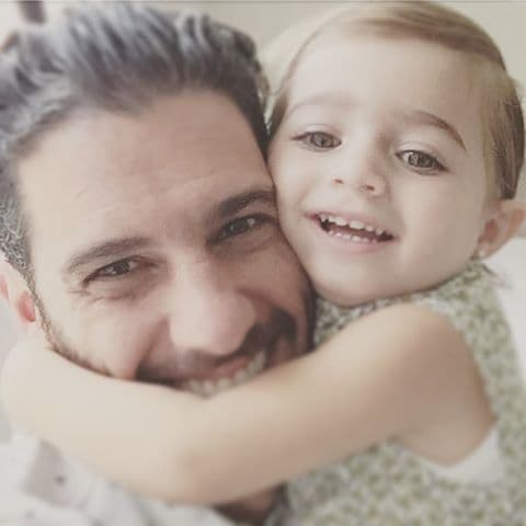 Erick Elías es padre de dos niñas. Aquí lo vemos con la más chiquita, Olivia.