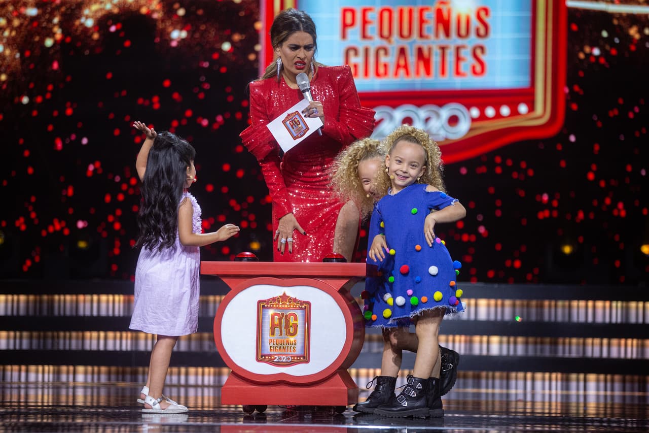 En la primera ronda de preguntas y respuestas entre los más pequeños del show se enfrentaron las mellizas Carlota y Génova contra Mayte.