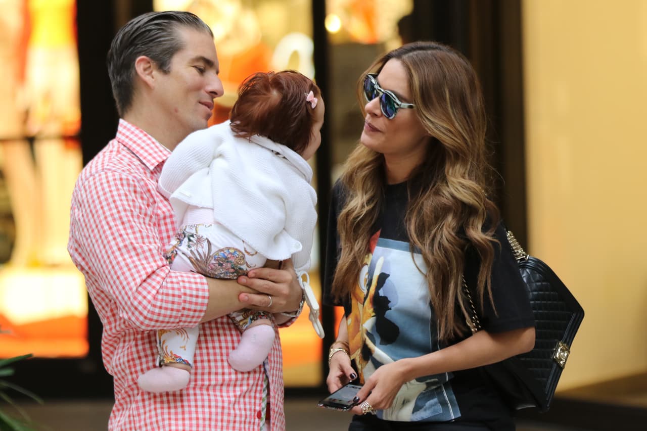 Y Fernando Reina se ve también muy amoroso con la bebita. El ya tiene tres niños, así que también le hace falta una princesita para cuidar.