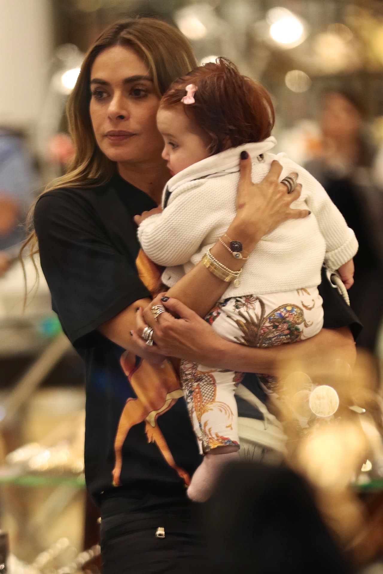 Si se descuida la mamá, Gali se queda con la nena de mil amores.