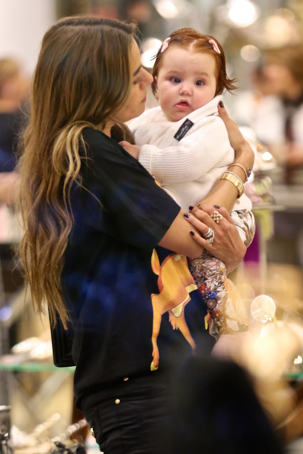 Nada es más lindo que tener a una bella niña entre los brazos.