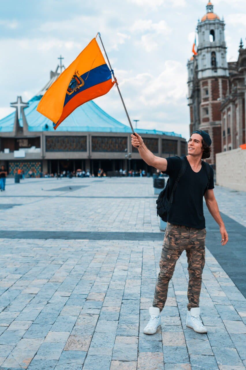 Danilo recalcó que vive solo en la Ciudad de México, donde ha construido su carrera en la actuación, y su familia vive en su natal Ecuador.