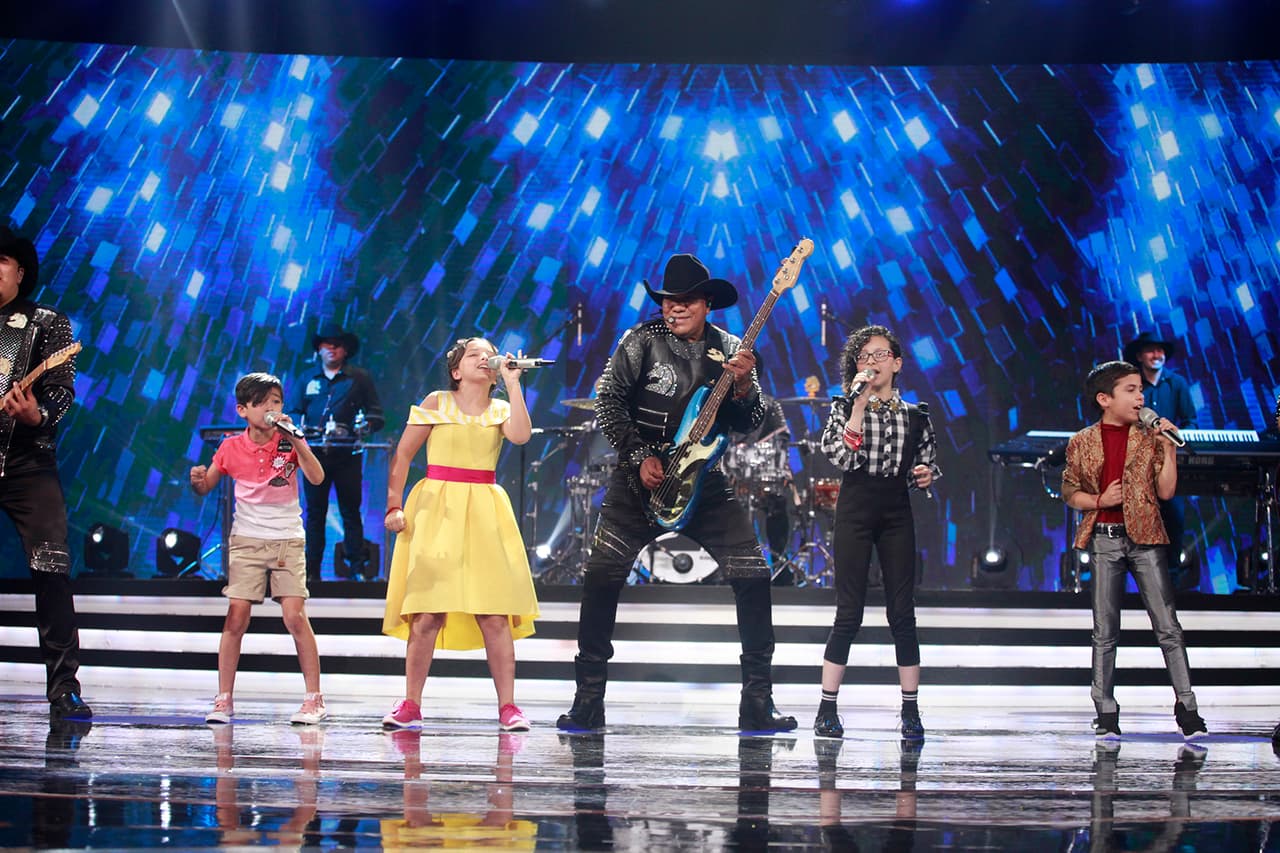 Cuando el grupo invitado, Bronco, subió al escenario acompañado de los cantantes de cada escuadrón, Rafa ya no quiso participar.