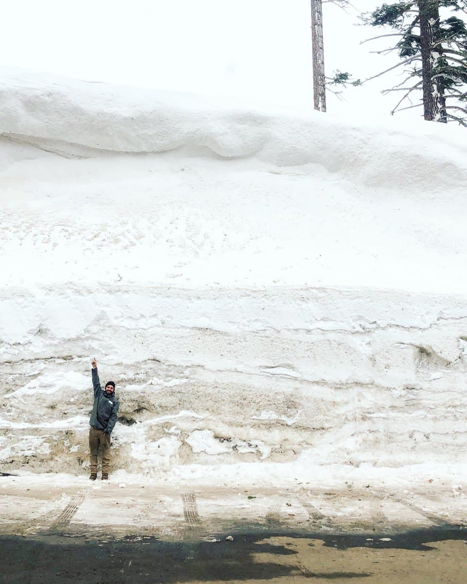 Esta foto de Sierra-at-Tahoe demuestra gráficamente los niveles de nieve acumulada en el área. De acuerdo con voceros del centro turístico, en febrero se acumularon 251 pulgadas de nieve y rompió el récord de 154 pulgadas de febrero de 2018.