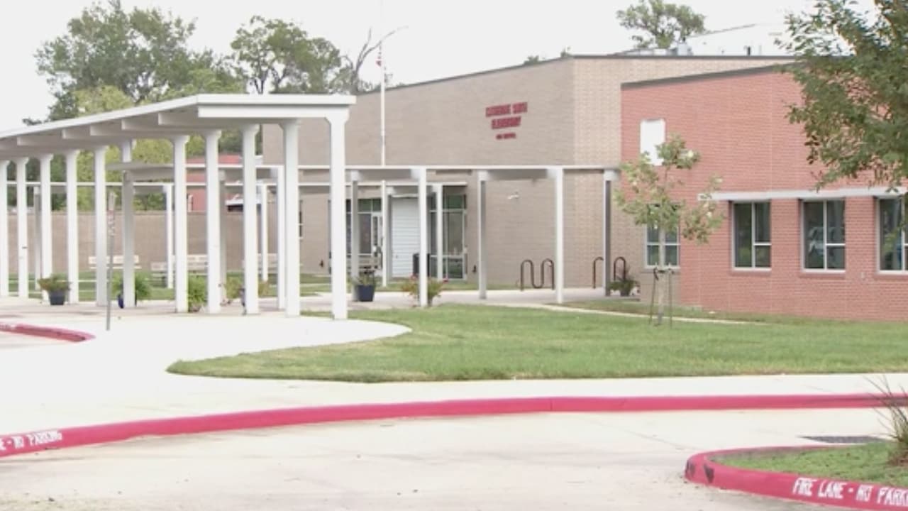 Domínguez presuntamente agarró a la niña del cabello y el brazo, la hizo caer al piso, luego la arrastró hasta llevarla al bote de basura.