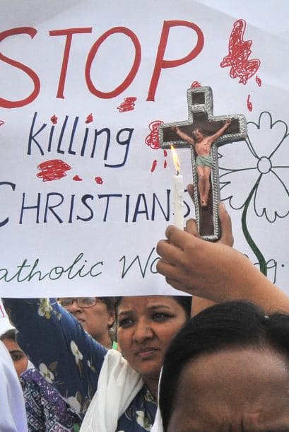 Pakistán amaneció conmocionado por la peor matanza cometida por los talibanes contra la comunidad cristiana, que costó la vida a más de ochenta personas y pone en jaque la estrategia de diálogo del Gobierno con los radicales. El último recuento ha elevado a 82 el número de fallecidos, que aún puede subir dado el estado crítico de varios de los más de 140 heridos ingresados en hospitales de la localidad noroccidental de Pesháwar, en una de cuyas iglesias se produjo la masacre. "No teníamos palabras ante el horror que teníamos delante", explicó hoy a Efe el director de la Liga Interconfesional de Pakistán (APIL), el cristiano Sayid Ishaq, quien visitó ayer junto a diversas autoridades regionales a las víctimas hospitalizadas. "No es solo un atentado contra nuestra minoría, sino también contra la humanidad de este país", dijo Ishaq, quien calificó la situación tras el ataque "como la peor sufrida hasta ahora por los cristianos paquistaníes".