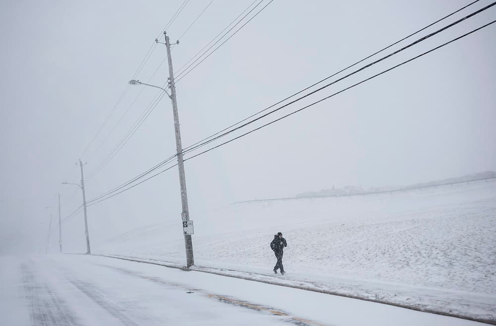 Una persona realiza deporte por un campo completamente nevado en Halifax, en Canadá, cerca de la frontera con EEUU