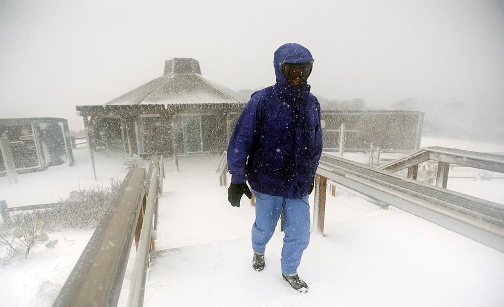 Un ciudadano camina en Eastham (Massachusetts) bajo la tormenta que ha golpeado el noreste del país.