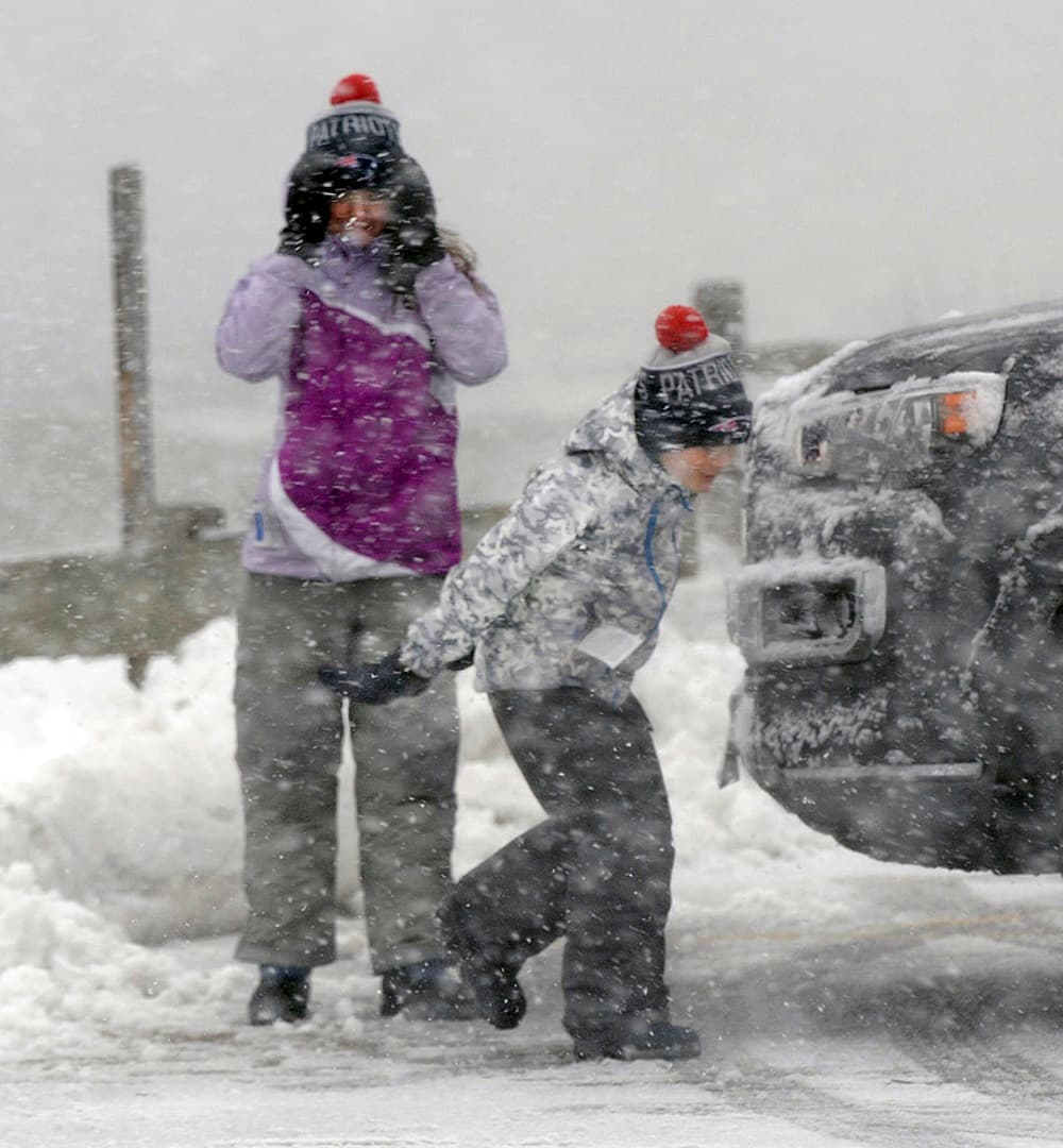 Dos personas tratan de avanzar contra el viento y la nieve de la tormenta en Barnstable, en Massachusetts.