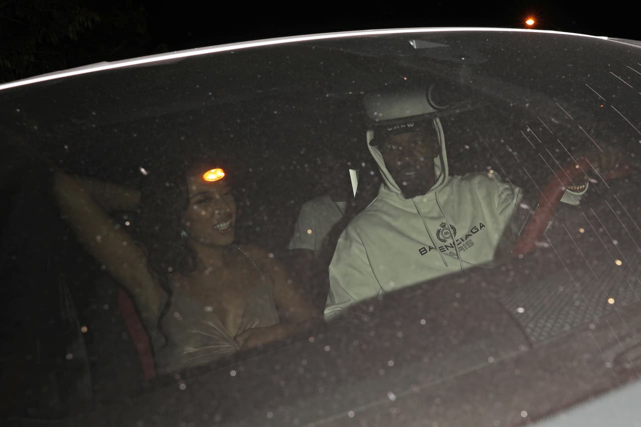 Sobre lo que pudiera haber entre ellos dos, una fuente dijo a People que "ella 
<b>es solo una chica a la que está ayudando</b>, una joven cantante".